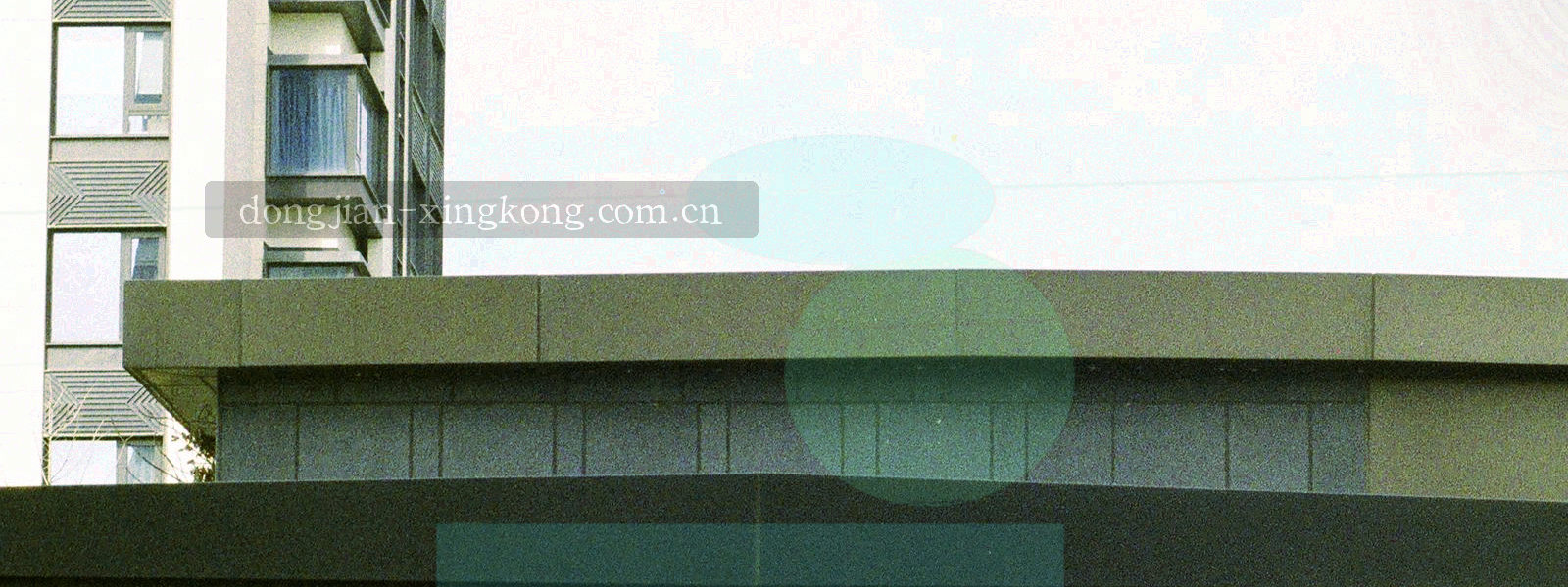 深蓝色背景上荧光绿线条构成抽象数据流，象征实时体育数据在多端之间流动