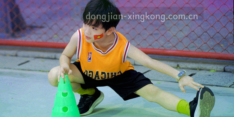 由数据线与几何图形构成的抽象合同文档插画，深蓝底色搭配荧光绿和暖橙点缀